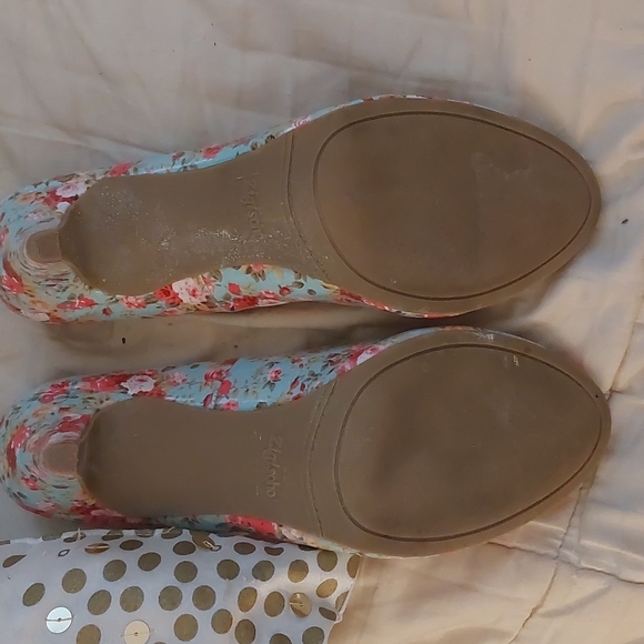 ZigiSoho Floral Patterned Heels, Size 10 - Picture 3 of 4